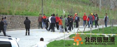 工厂保安拒绝外人入内。