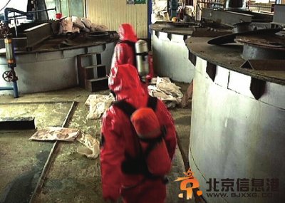 工作人员戴上防护面具进入现场。