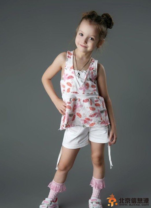 俄罗斯童模萌爆网络 古灵精怪似落凡精灵