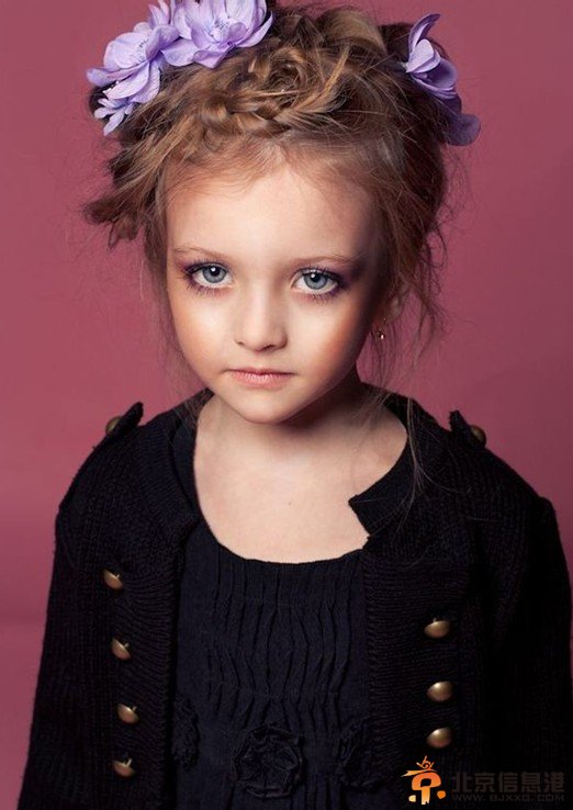 俄罗斯童模萌爆网络 古灵精怪似落凡精灵