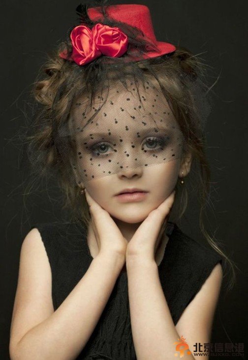 俄罗斯童模萌爆网络 古灵精怪似落凡精灵