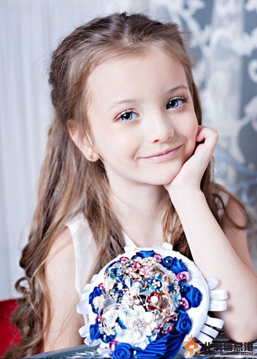 俄罗斯童模萌爆网络 古灵精怪似落凡精灵