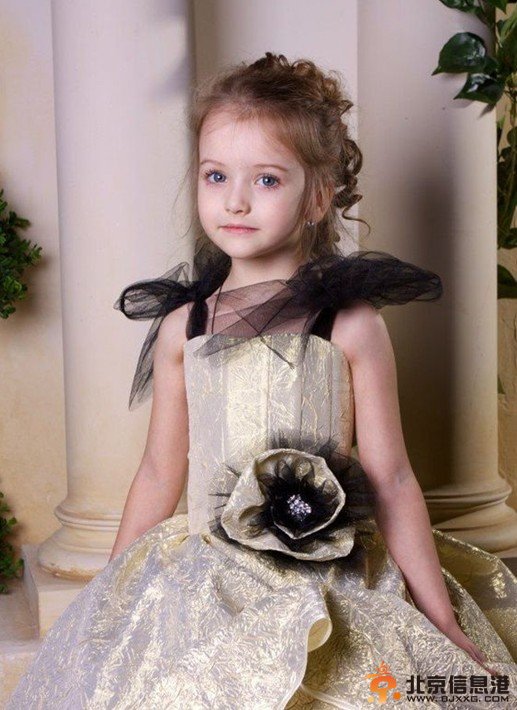 俄罗斯童模萌爆网络 古灵精怪似落凡精灵