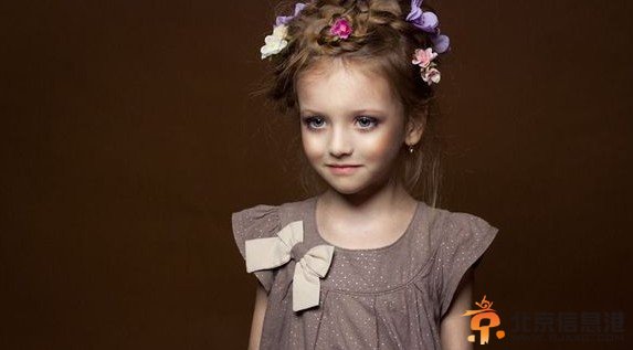 俄罗斯童模萌爆网络 古灵精怪似落凡精灵