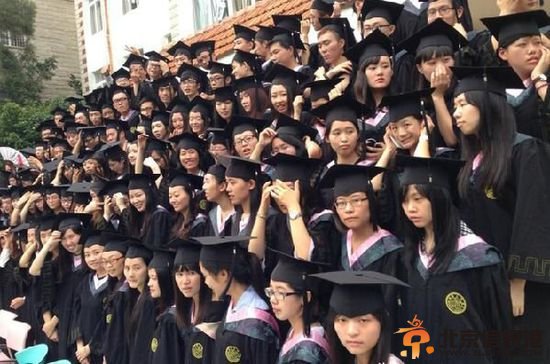 厦门大学一女生拍毕业照被学弟现场求婚 