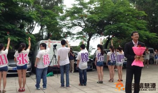 厦门大学一女生拍毕业照被学弟现场求婚 