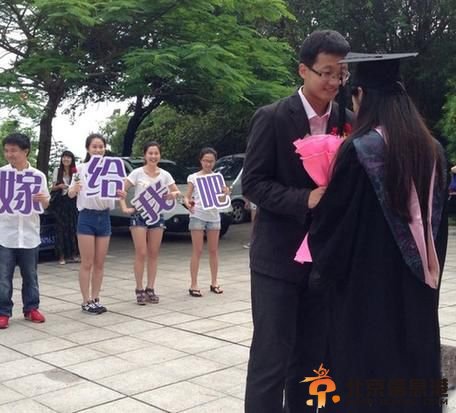 厦门大学一女生拍毕业照被学弟现场求婚 