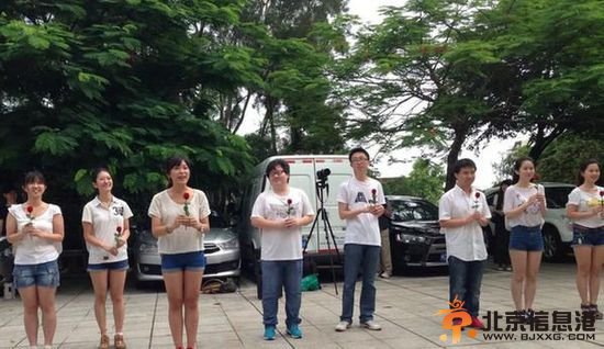 厦门大学一女生拍毕业照被学弟现场求婚 