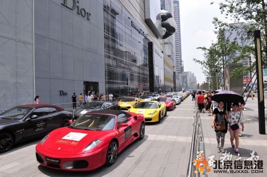 成都街头近百辆豪车扎堆引发围观(图)