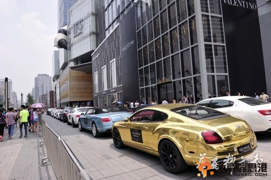 成都街头近百辆豪车扎堆引发围观(图)