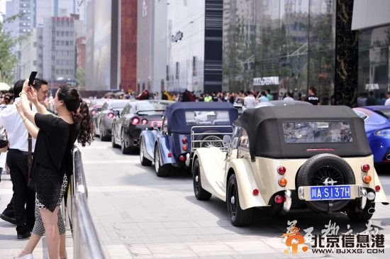 成都街头近百辆豪车扎堆引发围观(图)