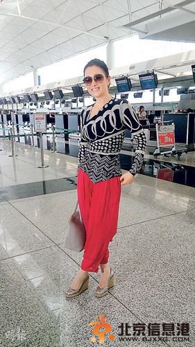 巩俐穿大红裤现身机场全程笑容满面（图）