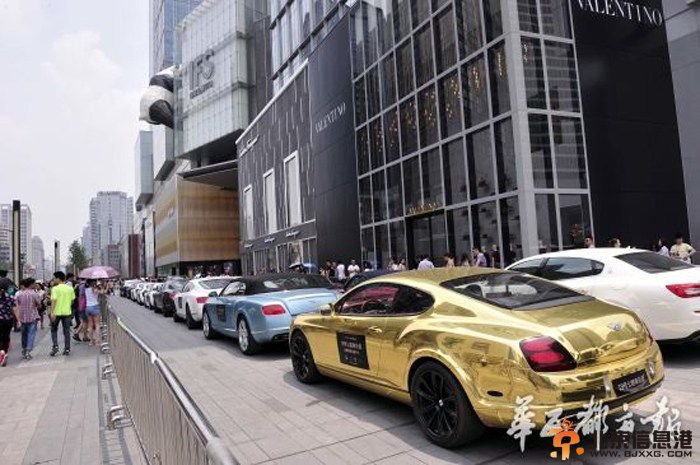 宾利兰博基尼法拉利百辆豪车聚集春熙路 千万级豪车贴熊猫画作引市民围观拍照