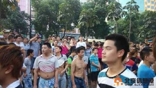 广州三元里数百人聚集与执法人员对峙(图)