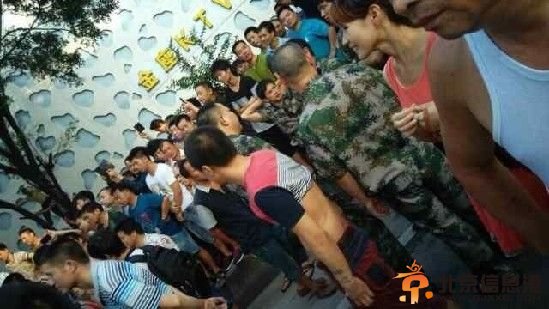 广州三元里数百人聚集与执法人员对峙(图)