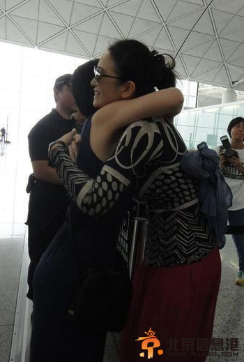 巩俐大方拥抱告别 被香港市民赞“很瘦很漂亮”