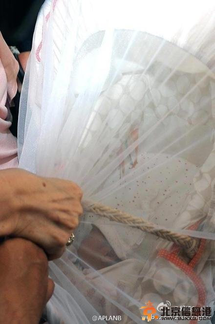 杨幂女儿小糯米照片正面照 杨幂女儿小糯米长的像谁