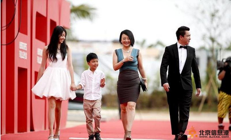 王中磊一家四口红毯合照 女儿王元雯牵手威廉弟弟