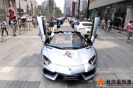 近百辆豪车聚集春熙路 网友惊呼：太土豪了!