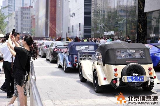 近百辆豪车聚集春熙路 网友惊呼：太土豪了!