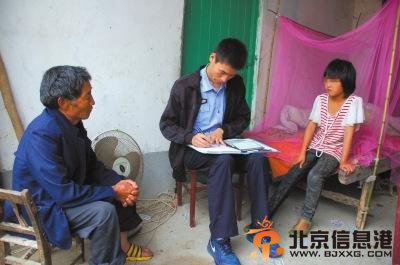 6月1日，刘向明配合当地的邢楼镇派出所民警登记户籍信息，以备给孩子上户口。