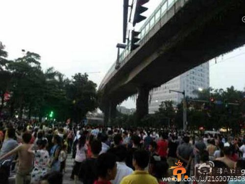 广州三元里数百人与执法人员对峙 强行搬走货物引不满