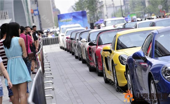 百辆豪车聚集春熙路 到底是救助熊猫还是炫富？