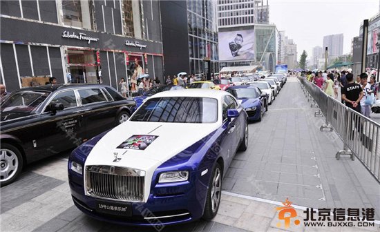 百辆豪车聚集春熙路 到底是救助熊猫还是炫富？