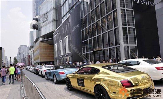 百辆豪车聚集春熙路 到底是救助熊猫还是炫富？
