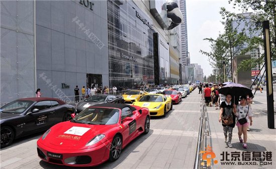 百辆豪车聚集春熙路 到底是救助熊猫还是炫富？