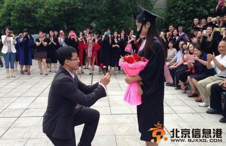 厦门大学一女生拍毕业照被学弟现场求婚