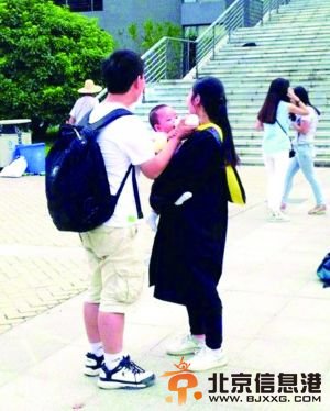 大四女生抱孩子拍毕业照 称找工作有优势