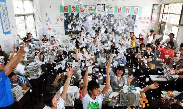 警察持枪在高考考点看守939万考生 0607百万富二代弃考出国留学