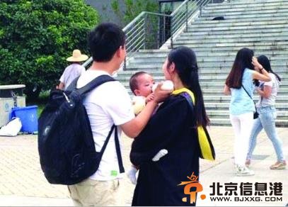 女生带宝宝拍毕业照引发全民大讨论 大学结婚生子是否荒废时光？