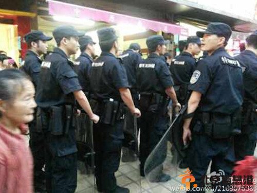 广州三元里特警荷枪实弹出动与民众对峙剑拔弩张 暴力执法是导火索