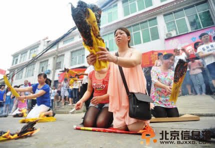 网曝武汉送考家长沿街烧纸跪拜 可怜天下父母心