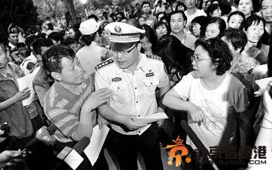 2014<a href='http://www.bjxxg.cn/edu/gaokao/' target='_blank'><u>高考</u></a>奇葩事件 <a href='http://www.bjxxg.cn/edu/gaokao/' target='_blank'><u>高考</u></a>家长vs广场舞大妈城管劝导遭围攻