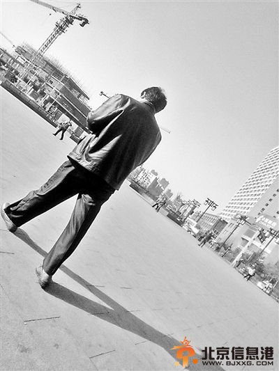 自称陈老师的男子迎接小林供图/小林