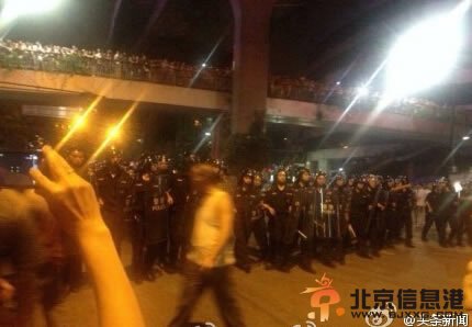 广州三元里数百人聚集和执法者对峙 现场画面照片图片曝光