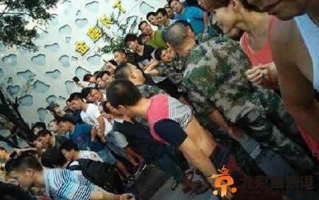 广州三元里数百人聚集和执法者对峙 现场画面照片图片曝光