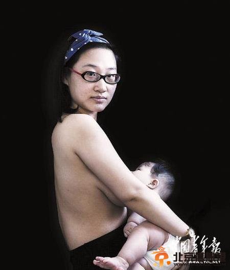 都市白领&ldquo;宽衣解带&rdquo;拍摄半裸母乳喂养宣传照 母性在这一刻很美