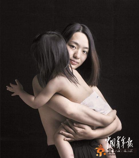 都市白领&ldquo;宽衣解带&rdquo;拍摄半裸母乳喂养宣传照 母性在这一刻很美