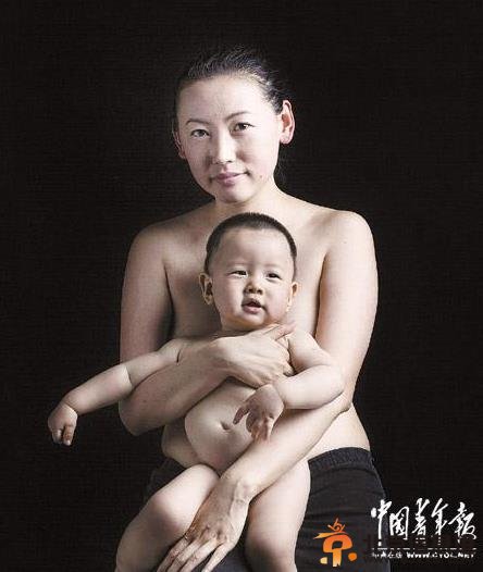 都市白领&ldquo;宽衣解带&rdquo;拍摄半裸母乳喂养宣传照 母性在这一刻很美