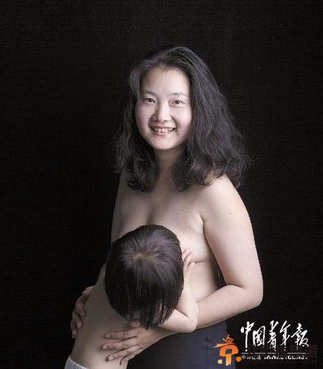都市白领&ldquo;宽衣解带&rdquo;拍摄半裸母乳喂养宣传照 母性在这一刻很美