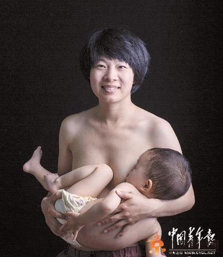 都市白领&ldquo;宽衣解带&rdquo;拍摄半裸母乳喂养宣传照 母性在这一刻很美