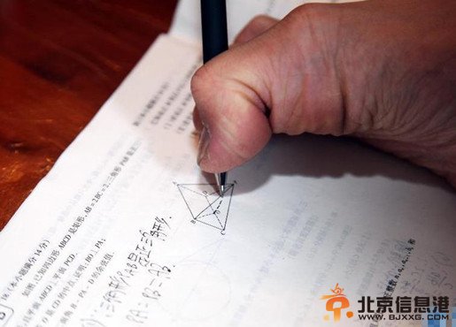 四海网最美新闻人：四川<a href='http://www.bjxxg.cn/edu/gaokao/' target='_blank'><u>高考</u></a>男孩身残志坚无臂用脚答题 精神世界屹立 