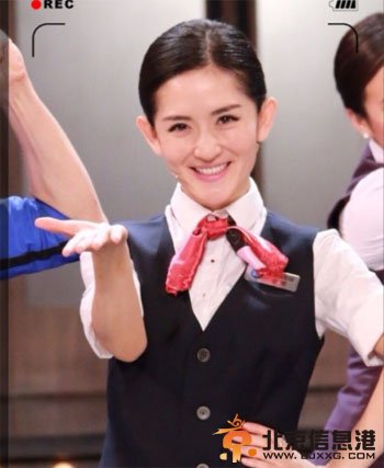 《嗨!2014》谢娜晒空姐制服照  网友:感觉像餐厅服务生