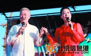 赵本山与谭晶牵手合唱《夫妻双双把家还》（图）