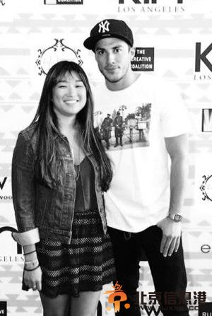 　　“狼人”迈克尔与女友。