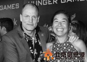 　　伍迪·哈里森与妻子。